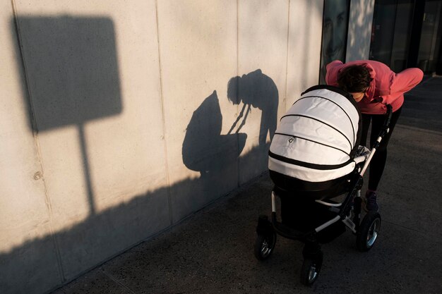 Foto madre con il carrello per bambini in strada