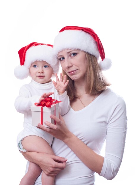 白い背景に分離された赤ちゃんのクリスマス写真を持つ母