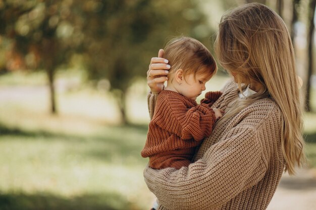 Photo mother with baby daughter together in park