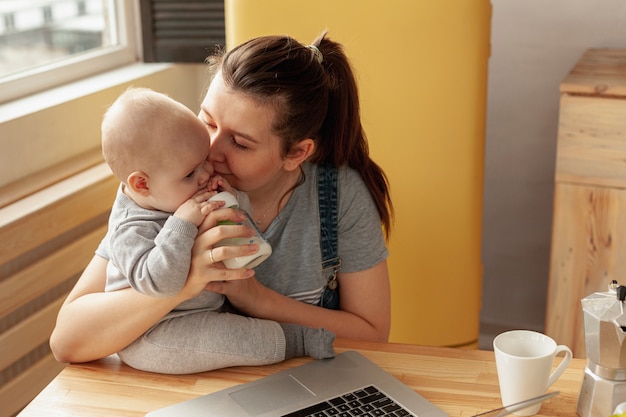 Photo mother with baby at home