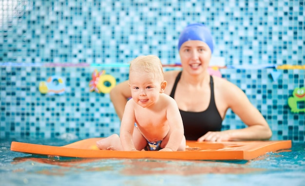 Madre con bambino in allenamento in piscina