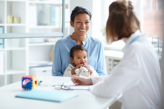 Photo mother with child at hospital