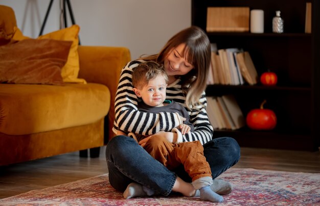 Madre con un bambino gioca sul pavimento