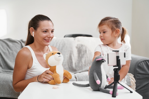 Unboxing 장난감의 아이 스트리밍 온라인 비디오와 어머니. 인플 루 언서 직업, 엄마 블로그. 고품질 사진