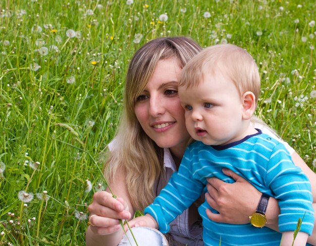 Foto madre con un bambino carino sul campo