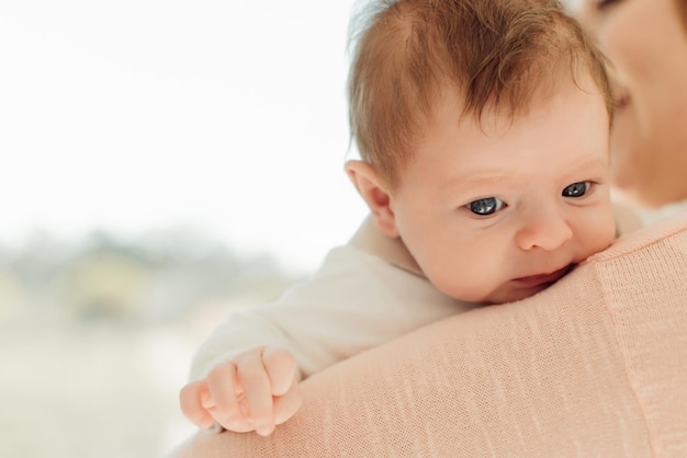 Foto madre con una figlia carina a casa