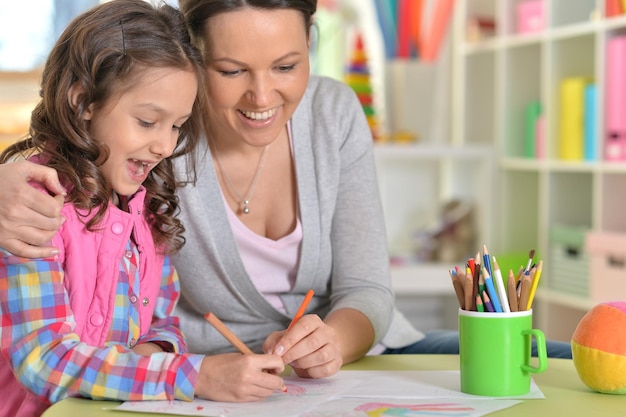 Photo mother with daughter drawing