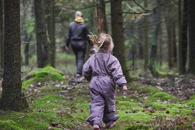Мать с дочерью гуляют в лесу в Дании