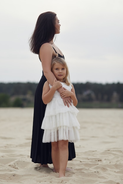 Photo mother with daughter walk on nature