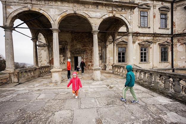 네 아이를 둔 어머니는 Pidhirtsi Castle Lviv 지역 우크라이나를 방문합니다. 가족 관광객