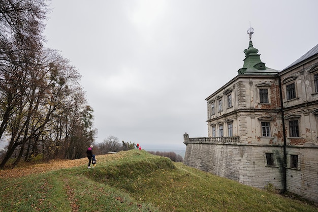 네 아이를 둔 어머니는 Pidhirtsi Castle Lviv 지역 우크라이나를 방문합니다. 가족 관광객