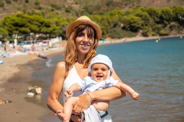 Madre con il suo bambino nella spiaggia di cala montjoi del parco naturale di cap creus gerona