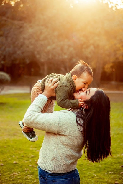 Madre con il suo bambino in un paesaggio naturale