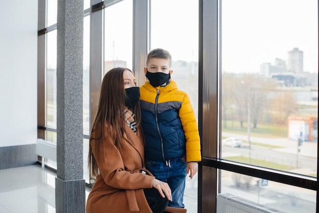 Durante la quarantena una madre con il suo bambino si trova in una maschera