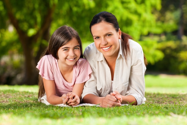 Madre con sua figlia sdraiata