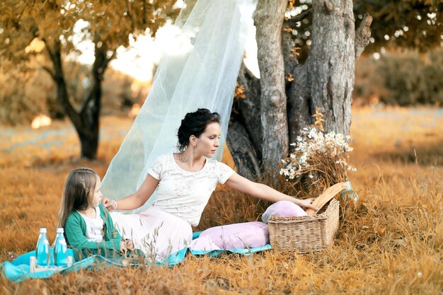 Madre con sua figlia a un picnic