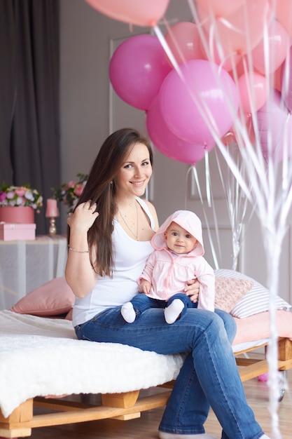 Madre con il suo bambino piccolo in camera da letto