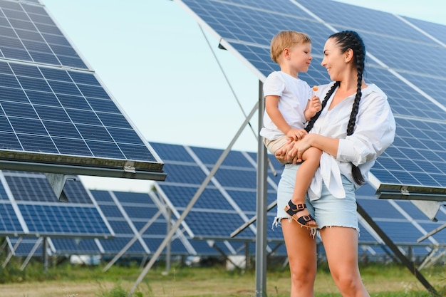 写真 太陽電池パネルのそばにいる母と小さな息子