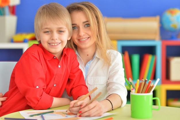 La madre con suo figlio disegna con le matite