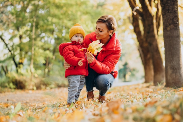 Foto madre con figlio piccolo nel parco autunnale