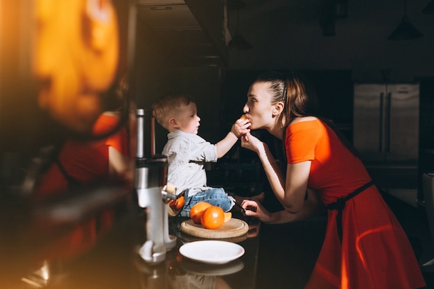 小さな息子の料理をしている母