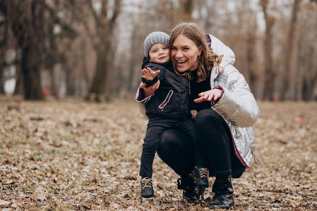 Madre con figlio piccolo insieme nella sosta di autunno