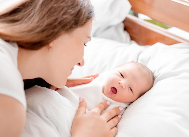 生まれたばかりの赤ちゃんと母親