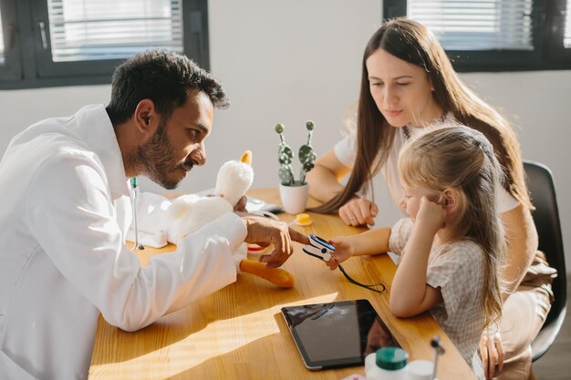 Photo a mother with a preschoolaged daughter at a doctors appointment