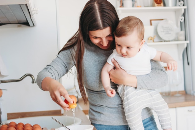 Photo mother with son preparing at home