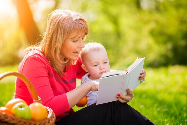 Photo mother with son sitting and read fairytale