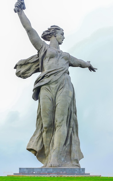 母なる祖国像はヴォルゴグラードにあります。ヴォルゴグラードは、ロシアのヨーロッパ地域にある都市です。英雄都市、スターリングラード攻防戦の現場。