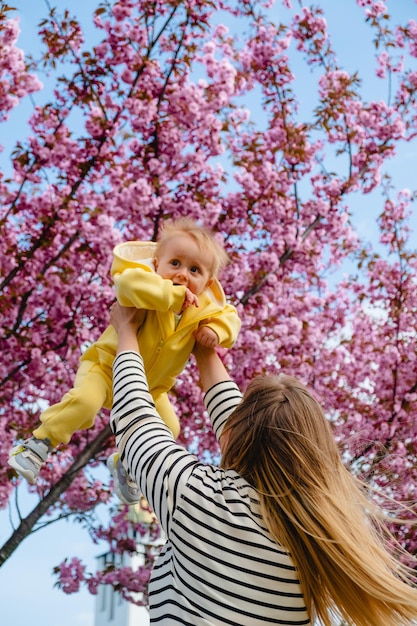 Foto amore materno e calore condiviso sotto i ciliegi in fiore