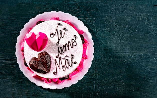 Mothers day cake covered with pink glitter with Portuguese writing  te amo mae