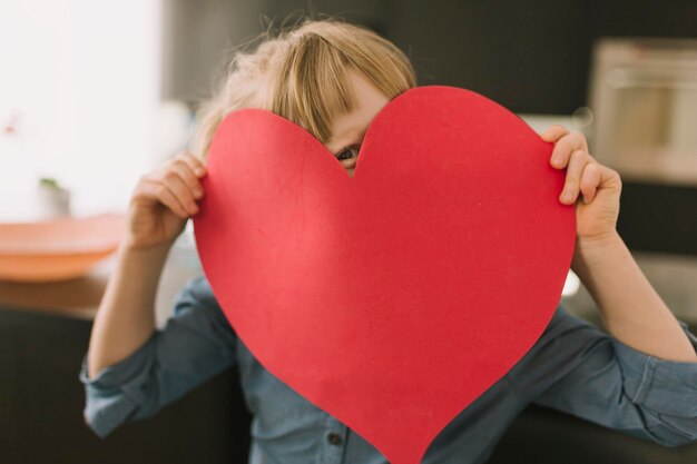 Foto concetto di giornata delle madri con cuore di carta