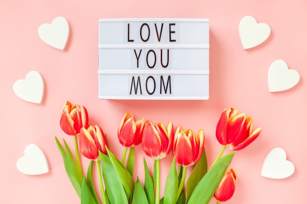 Foto cartolina d'auguri festa della mamma con fiori di tulipano rosso
