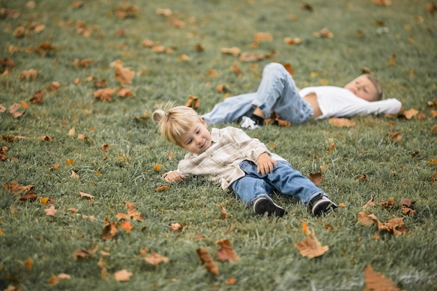 Photo mothers day love family family on autumn walk in nature outdoors mother and child with hugging tenderness