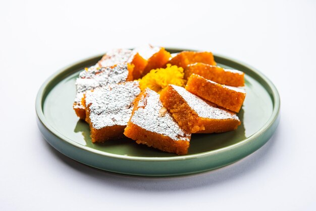 モティ・パック (Moti Pak) またはモティチュール・バーフィモティチョール・ブルフィ (Motichur barfimotichoor burfi) は,ディワリの特別な機会に人気のインドの甘いものです.