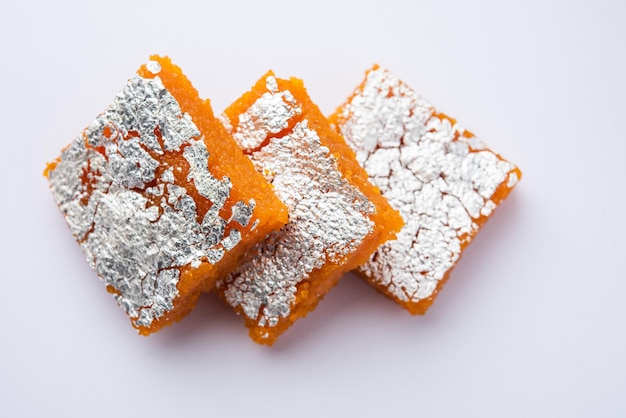 モティ・パック (Moti Pak) またはモティチュール・バーフィモティチョール・ブルフィ (Motichur barfimotichoor burfi) は,ディワリの特別な機会に人気のインドの甘いものです.