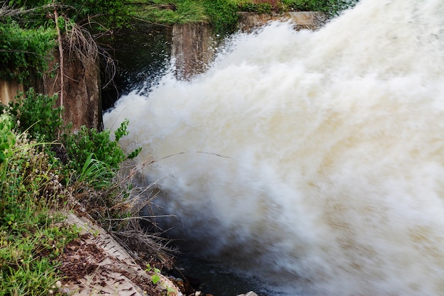 motion blur van waterval van overloop van dam op regenseizoen, Nakhonsawan, Thailand