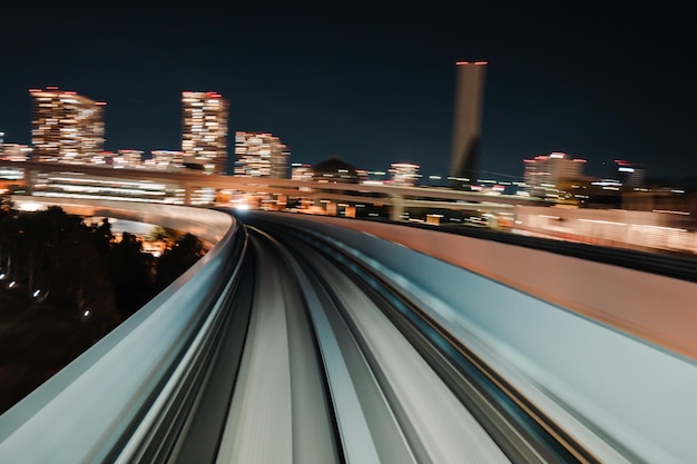 Foto movimento sfocato del treno che si muove all'interno del tunnel con la luce del giorno a tokyo in giappone