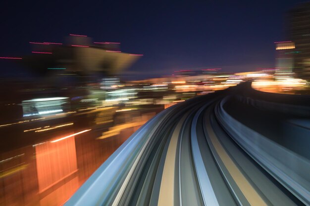 Foto movimento sfocato del treno che si muove all'interno del tunnel con la luce del giorno a tokyo, in giappone