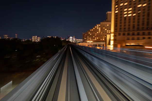 Foto movimento sfocato del treno che si muove all'interno del tunnel con la luce del giorno a tokyo, in giappone