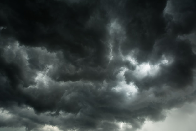 暗い空と黒い雲、雨と劇的な積乱雲の動き