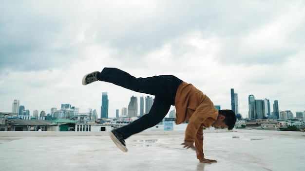 写真 プロのストリートダンサーによるbboyダンスパフォーマンスのモーションショット