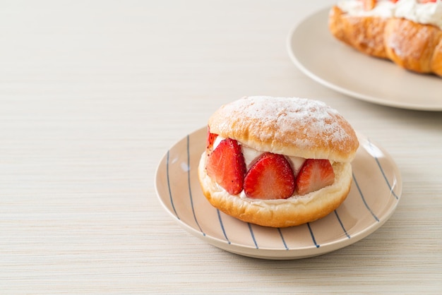 motitozzo aardbeienroomkaas of donutburger aardbei met verse roomkaas