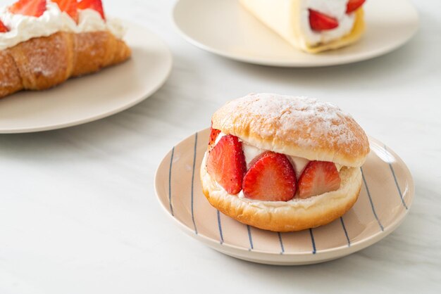 motitozzo aardbeienroomkaas of donutburger aardbei met verse roomkaas