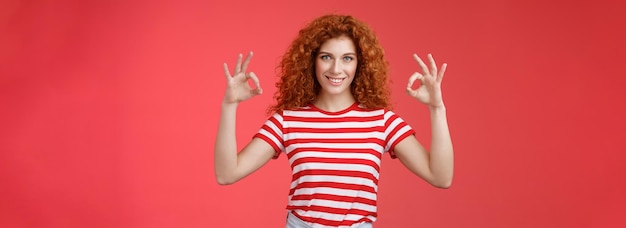 Foto motivata ambiziosa giovane ragazza riccia dai capelli rossi di bell'aspetto autorizzata che assicura tutto ciò che è eccellente