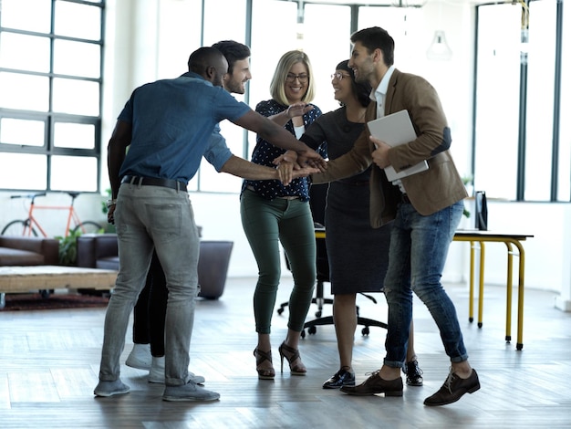 Motivatie blij en teamwerk met zakenmensen op kantoor en viering voor steunwinnaar en visie Diversiteitssamenwerking of vertrouwen met werknemers en handen voor doelgemeenschap en focus