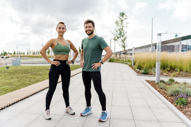 Motivatie van coach en cliënt voor psychologische geestelijke gezondheid Lopers atleten in fitnesskleding