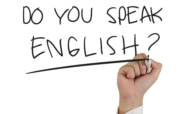 Motivatieconceptbeeld van een hand die een marker vasthoudt en schrijf Do You Speak English geïsoleerd op wit